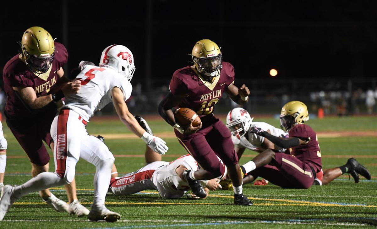 Governor Mifflin’s Nick Singleton runs with the ball during the game against Wilson.