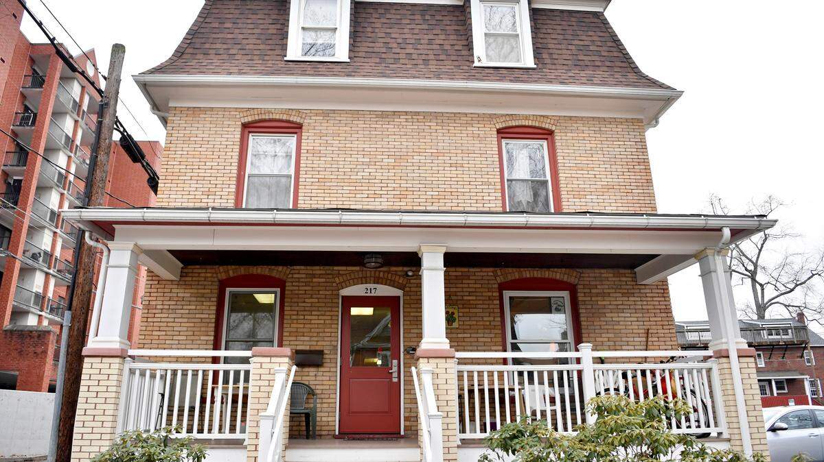 At Centre House, Housing Transitions provides shelter and food to individuals and families experiencing a housing crisis, and guidance toward a more stable housing future.