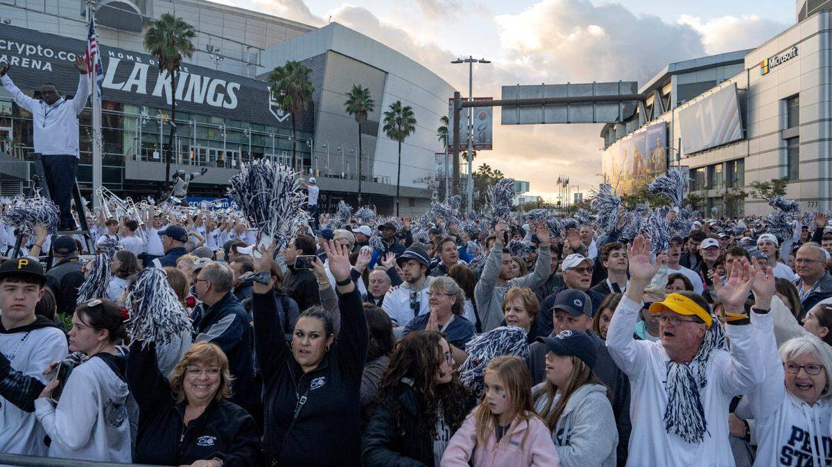 PHOTOS: Rose Bowl head coaches hold press conference, Nittany Lions fans have pep rally