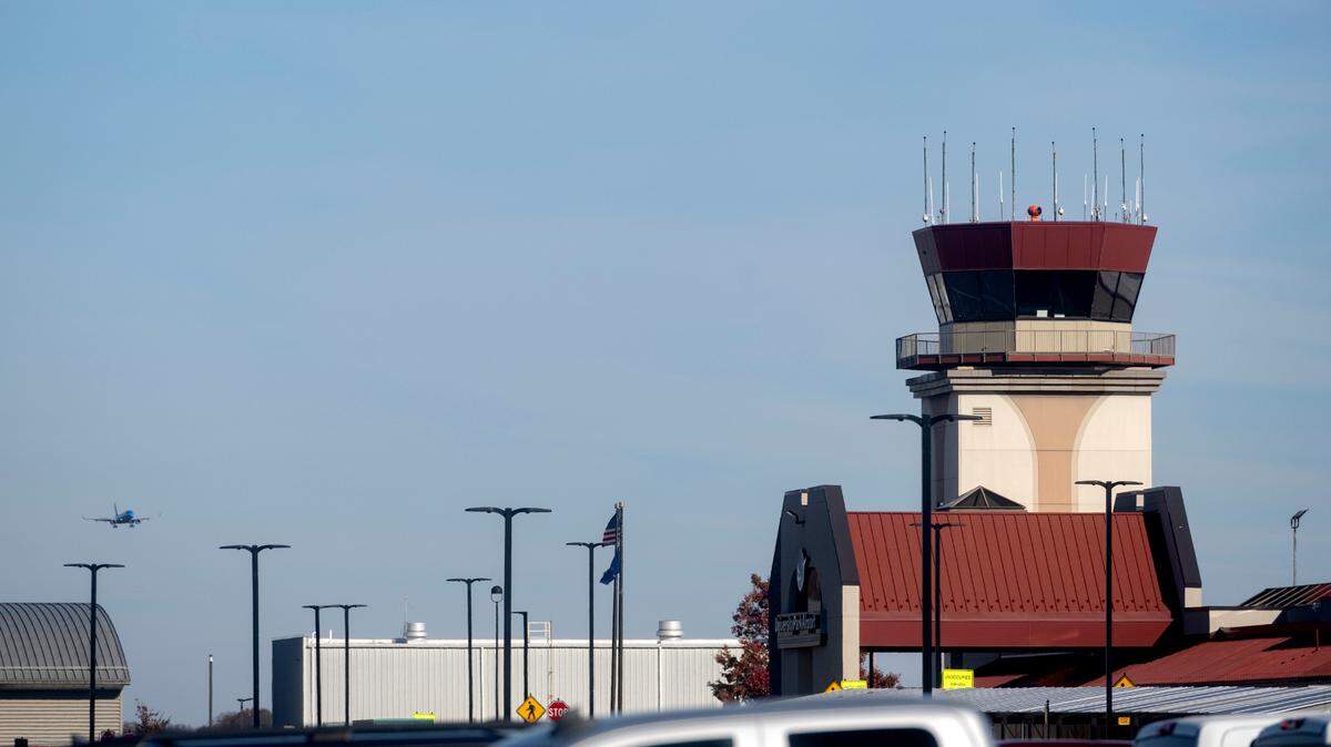 A plane approaches State College Regional Airport on Nov. 3, 2023. The airport announced in a Facebook post Thursday that United Airlines’ flights to Washington Dulles International Airport will return June 27.