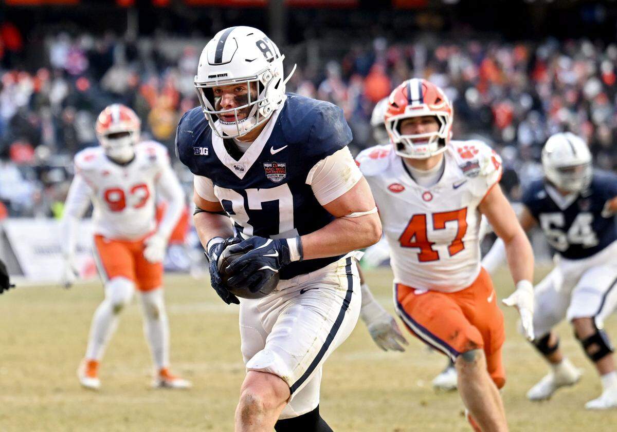 Penn State tight end Andrew Rappleyea makes a catch in the end zone for a touchdown during the Pinstripe Bowl against Clemson at Yankee Stadium on Saturday, Dec. 27, 2025.
