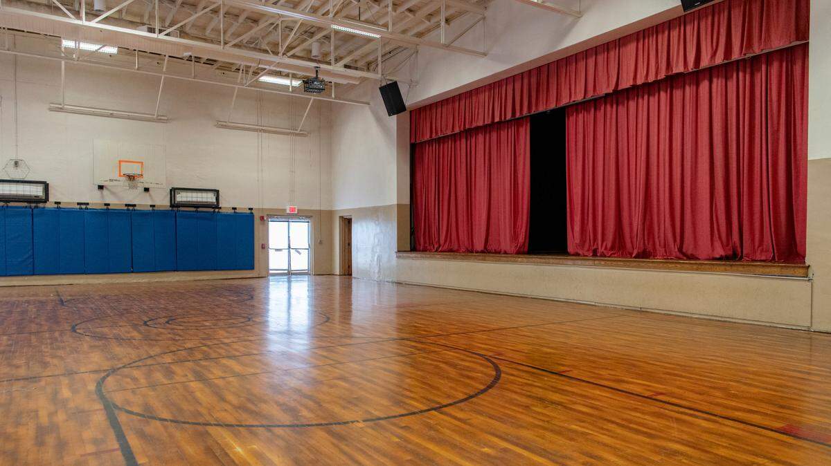 A project to repair the gymnasium of the Old Gregg School has received the support of the Centre County commissioners.