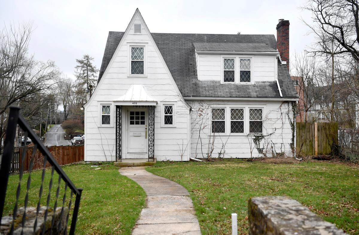The home at 420 E Foster Avenue in the Holmes-Foster/Highlands Historical District.