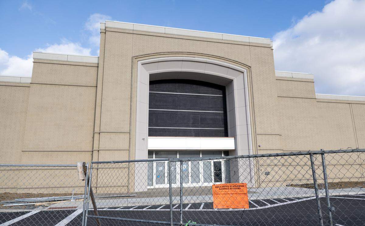 A sign for a liquor license hangs on the fence outside of Happy Valley Casino on Tuesday, Dec. 30, 2025.  