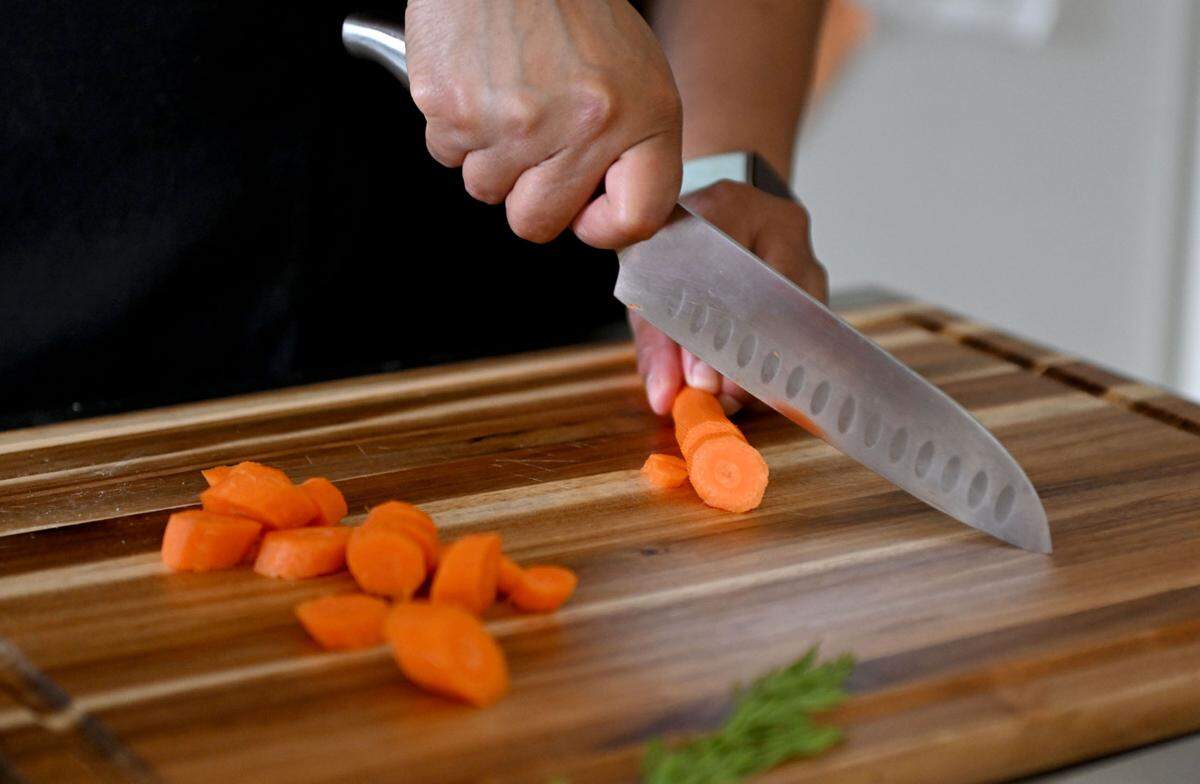 Chef Shavonne Hart cuts carrots to go with one of her meals on Thursday, June 26, 2025.