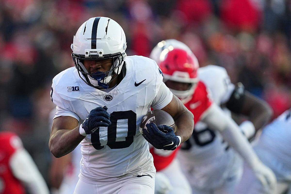 PISCATAWAY, NEW JERSEY - NOVEMBER 29: Nicholas Singleton #10 of the Penn State Nittany Lions runs for a touchdown against the Rutgers Scarlet Knights in the first half at SHI Stadium on November 29, 2025 in Piscataway, New Jersey. (Photo by Mitchell Leff/Getty Images)