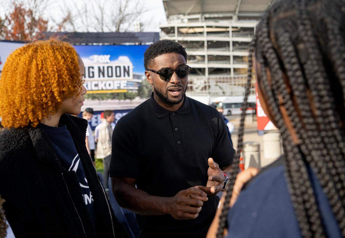 Students from the Minorities in Sports at Penn State organization chat with Fox Big Noon Kickoff host Reggie Bush on the set on Friday, Oct. 28, 2022.
