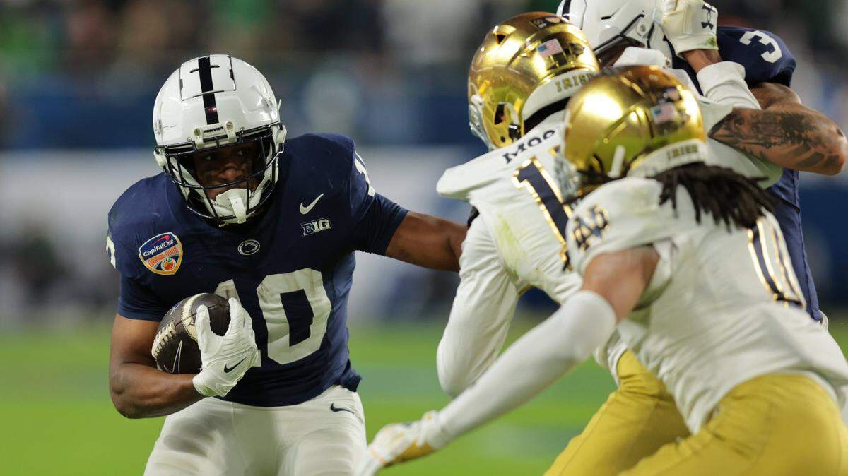 Jan 9, 2025; Miami, FL, USA; Penn State Nittany Lions running back Nicholas Singleton (10) plays the ball in the first half against the Notre Dame Fighting Irish at Hard Rock Stadium. Mandatory Credit: Sam Navarro-Imagn Images