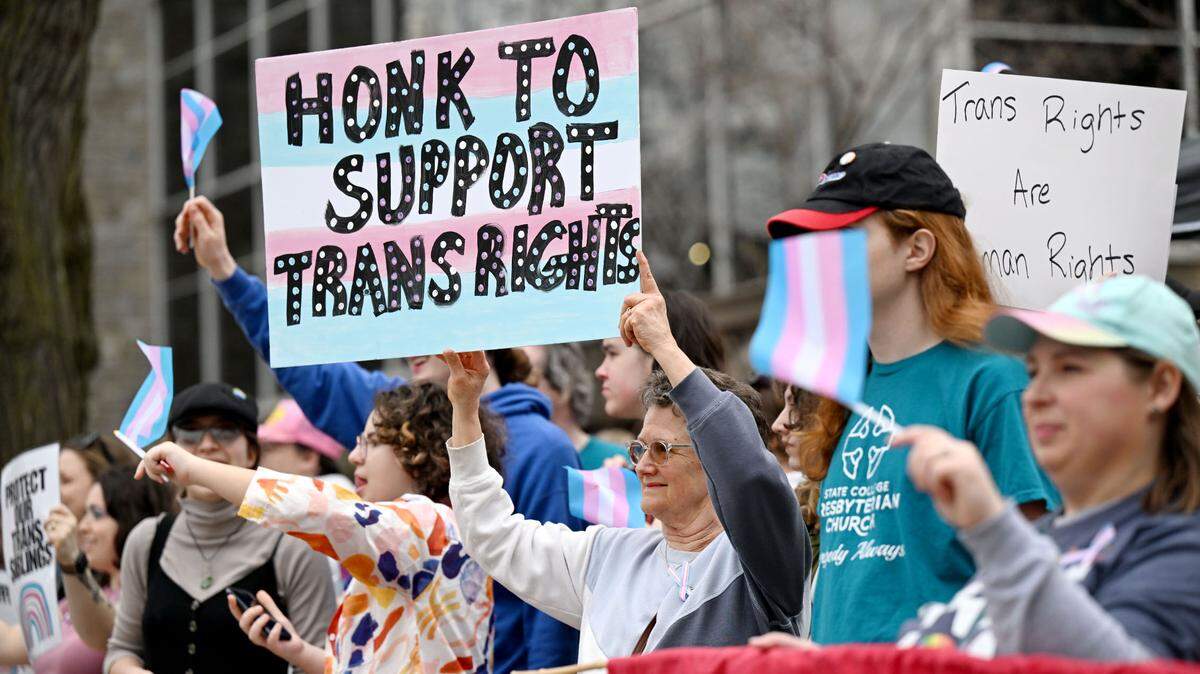 Kerry Weissmann holds a sign that reads “honk to support transrights” during the Centre LGBT+’s Transgender Day of Visibility at the Allen Street gates on Monday, March 31, 2025.