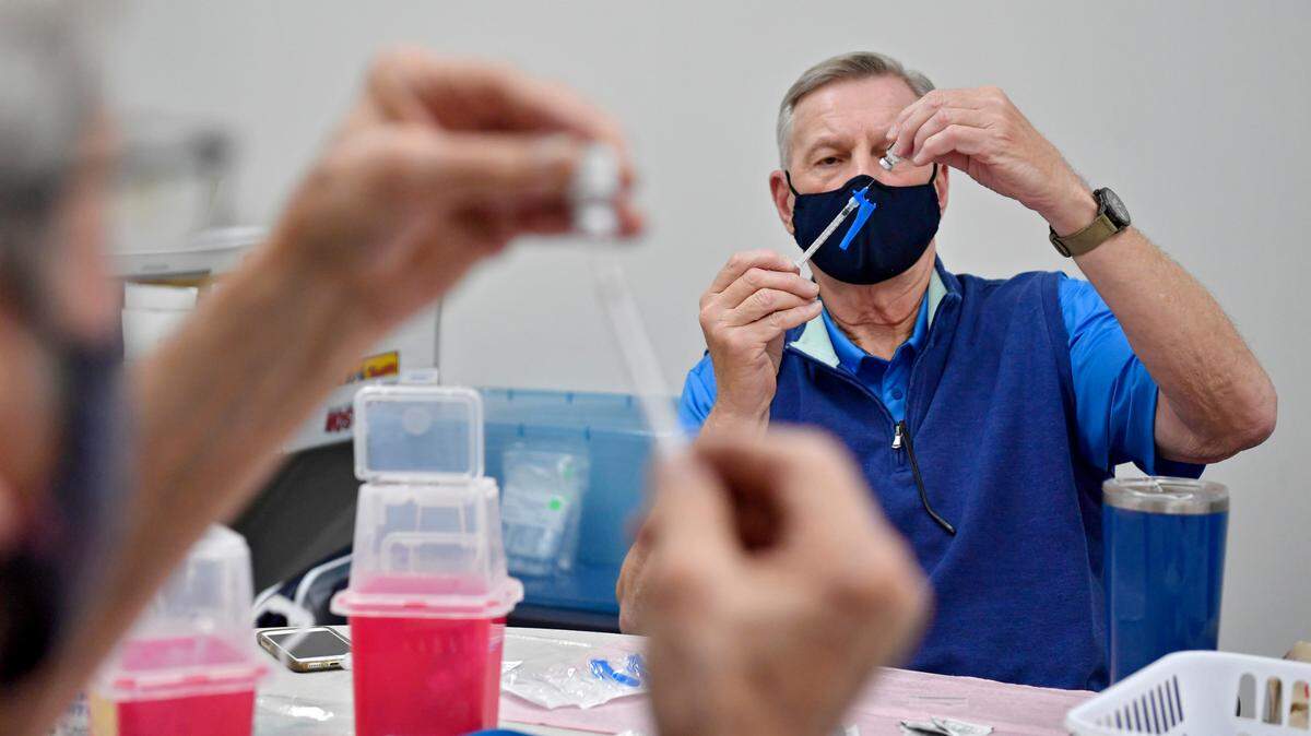 Mark Doyle draws a Pfizer coronavirus vaccine for patients at the CVIM vaccine clinic in May at Panorama Village.