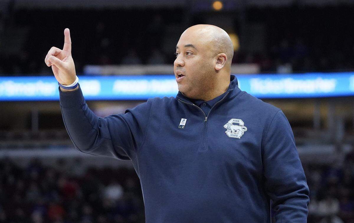 Penn State Nittany Lions head coach Micah Shrewsberry gestures to his team during the first half at United Center.