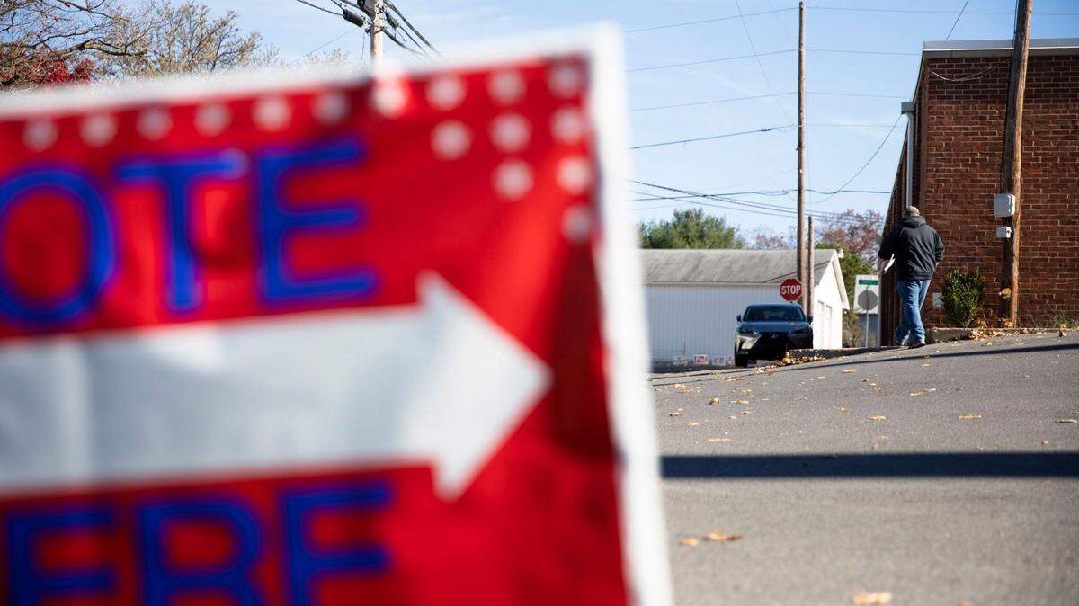 A sign urging people to “vote here” on Election Day 2022.
