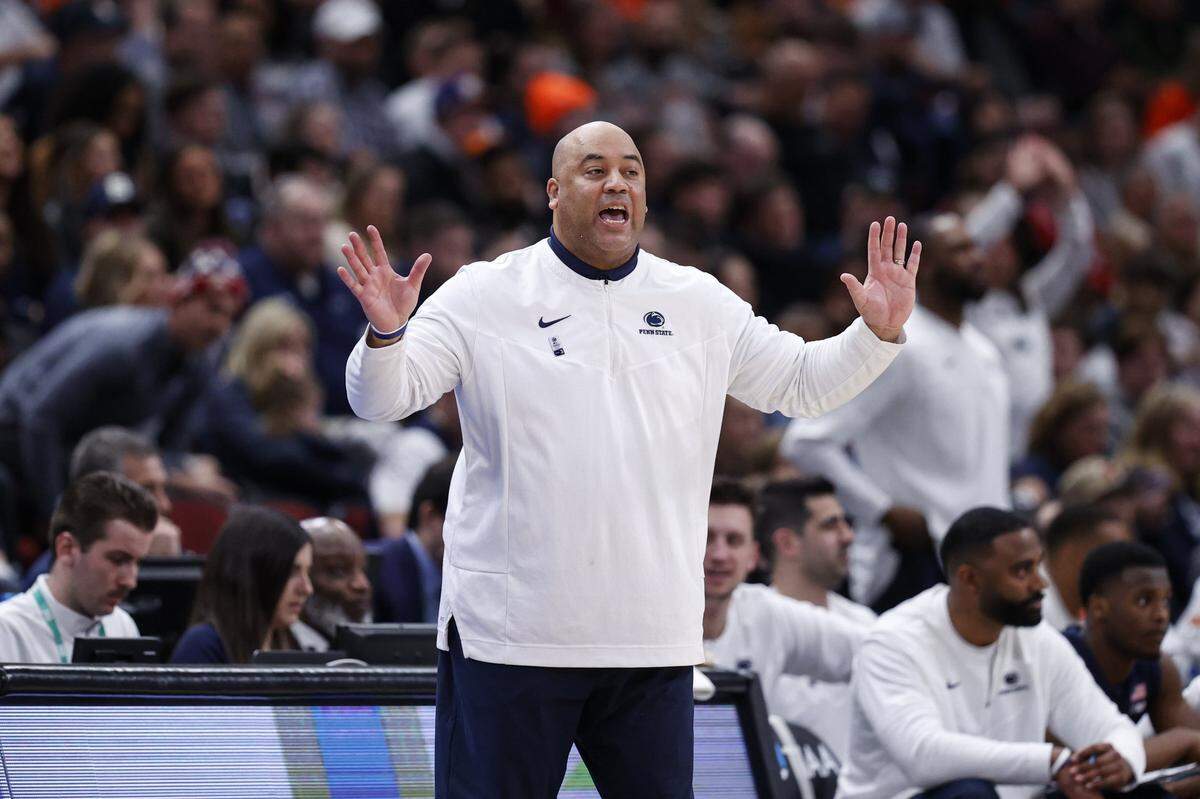Penn State Nittany Lions head coach Micah Shrewsberry directs his team against the Illinois Fighting Illini during the second half at United Center.