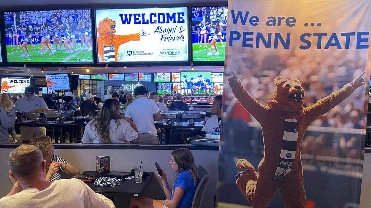 Penn State alums spend time at a mixer at Tom’s Watch Bar in Los Angeles on Oct. 11, before the Nittany Lions played USC on Oct. 12.