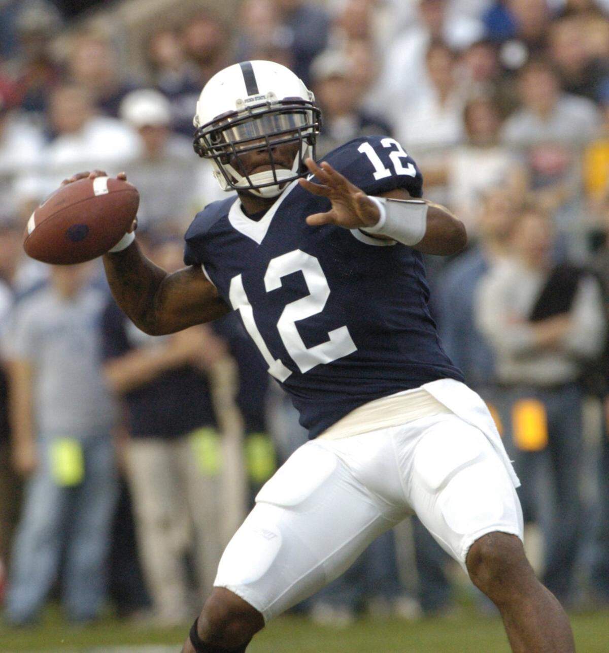 Penn State’s Michael Robinson fires off a 41-yard touchdown pass to Deon Butler against Wisconsin on Saturday, Nov. 5, 2005.