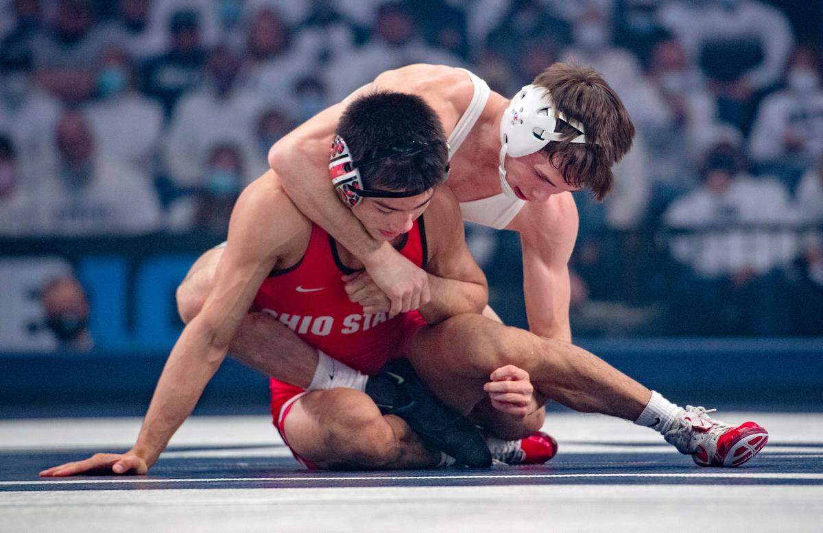 Penn State’s Drew Hildebrandt controls Ohio State’s Malik Heinselman in the 125 lb. bout on Friday, Feb. 4, 2022. Hildebrandt won by decision 2-0.