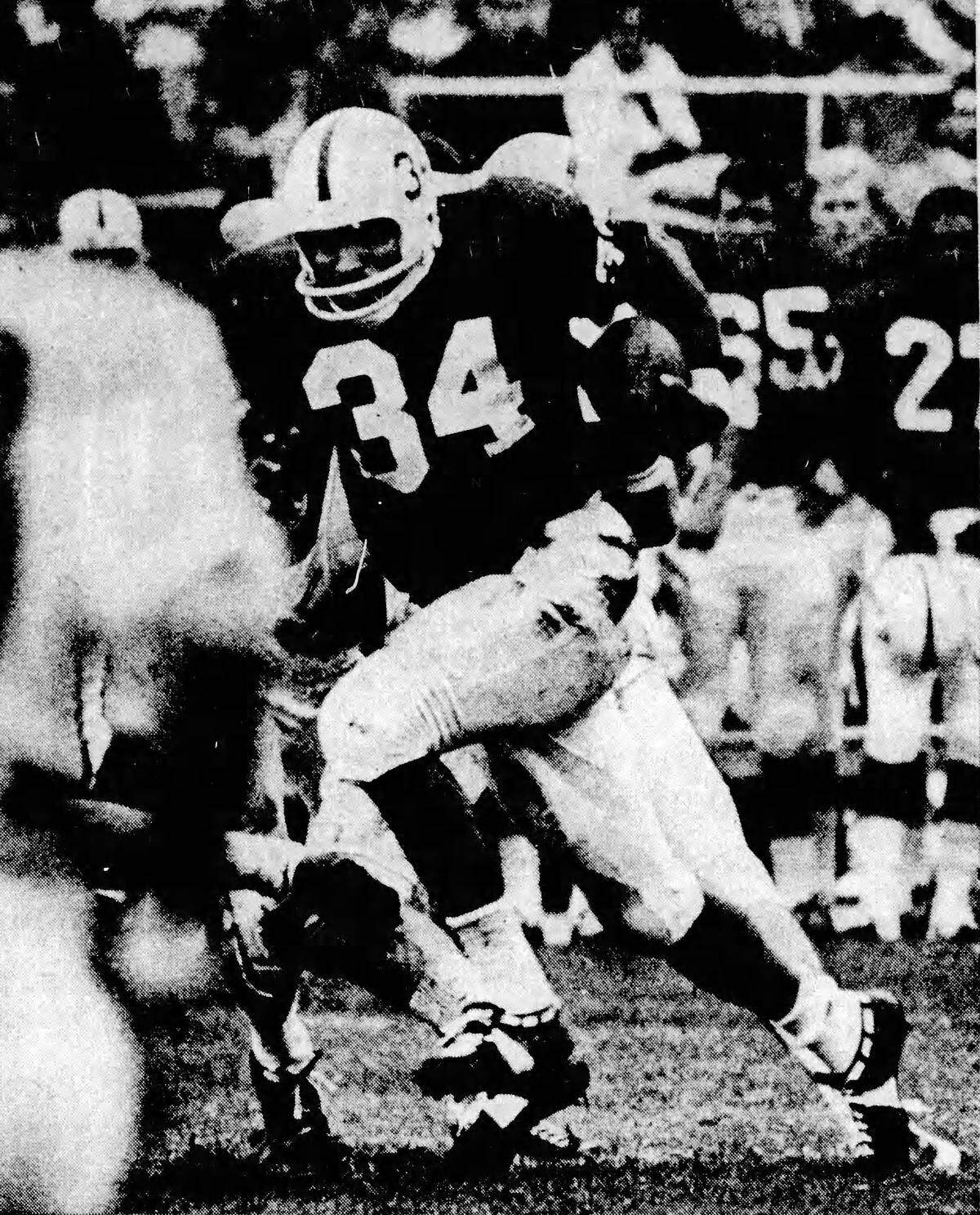 Harris runs for a short gain against Air Force in 1971.