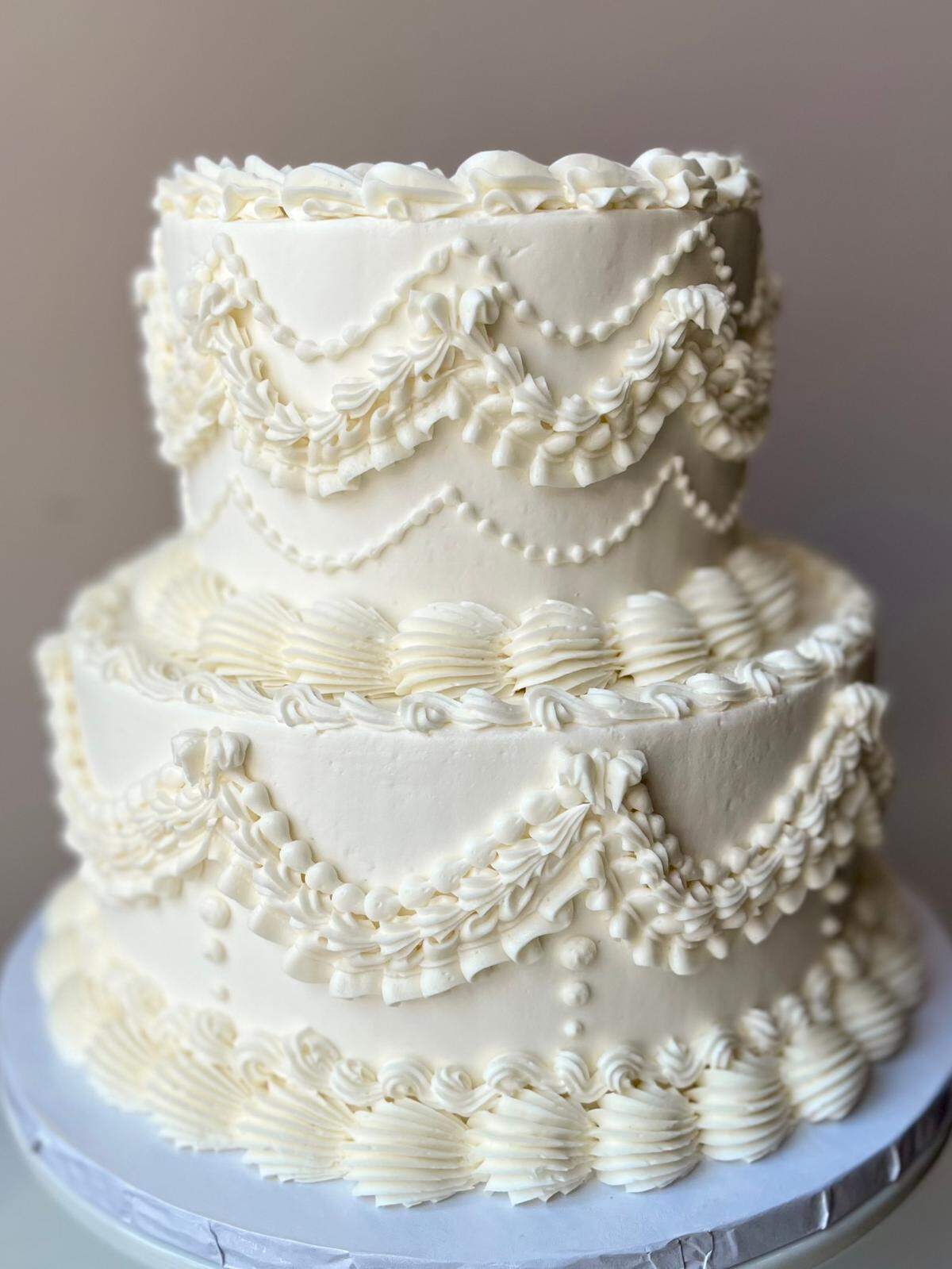 Dolce Vita Desserts offers Lambeth wedding cakes.