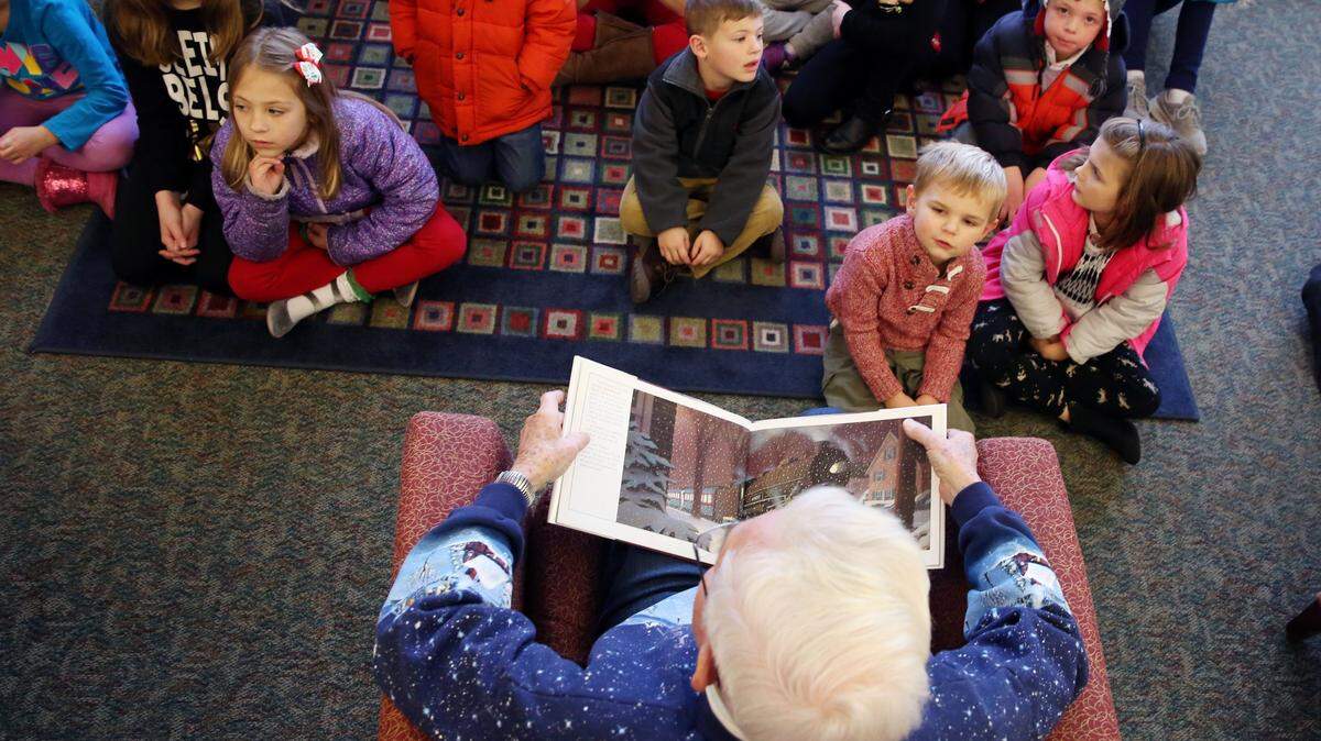 Wayne Britten reads “The Polar Express” to children and their families in December 2017 at Schlow Centre Region Library.