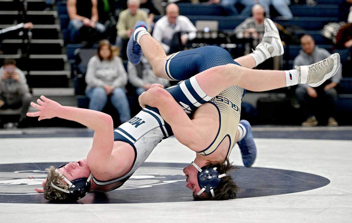 Philipsburg-Osceola’s Hunter Kephart and Bald Eagle Area’s Nicholas McCully wrestle in the 152 lb bout during the match on Tuesday, Jan. 7, 2025. McCully won by major decision, 11-1.