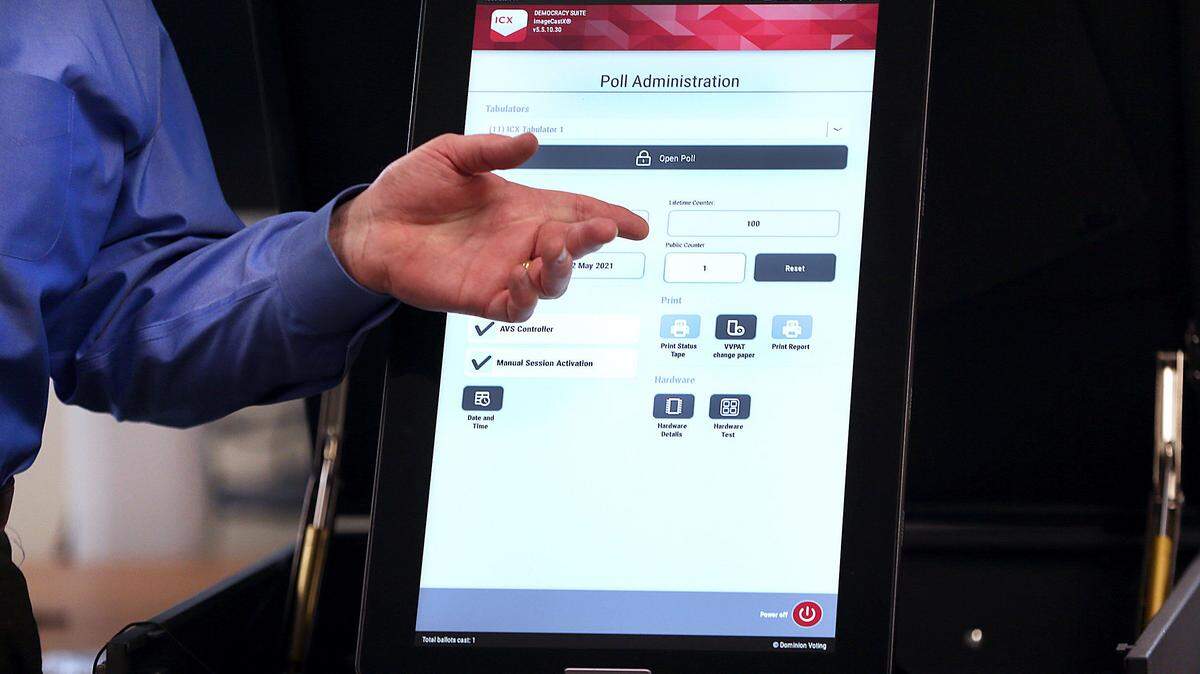 A former Luzerne County election administrator shows a class how to set up new voting machines in 2021.