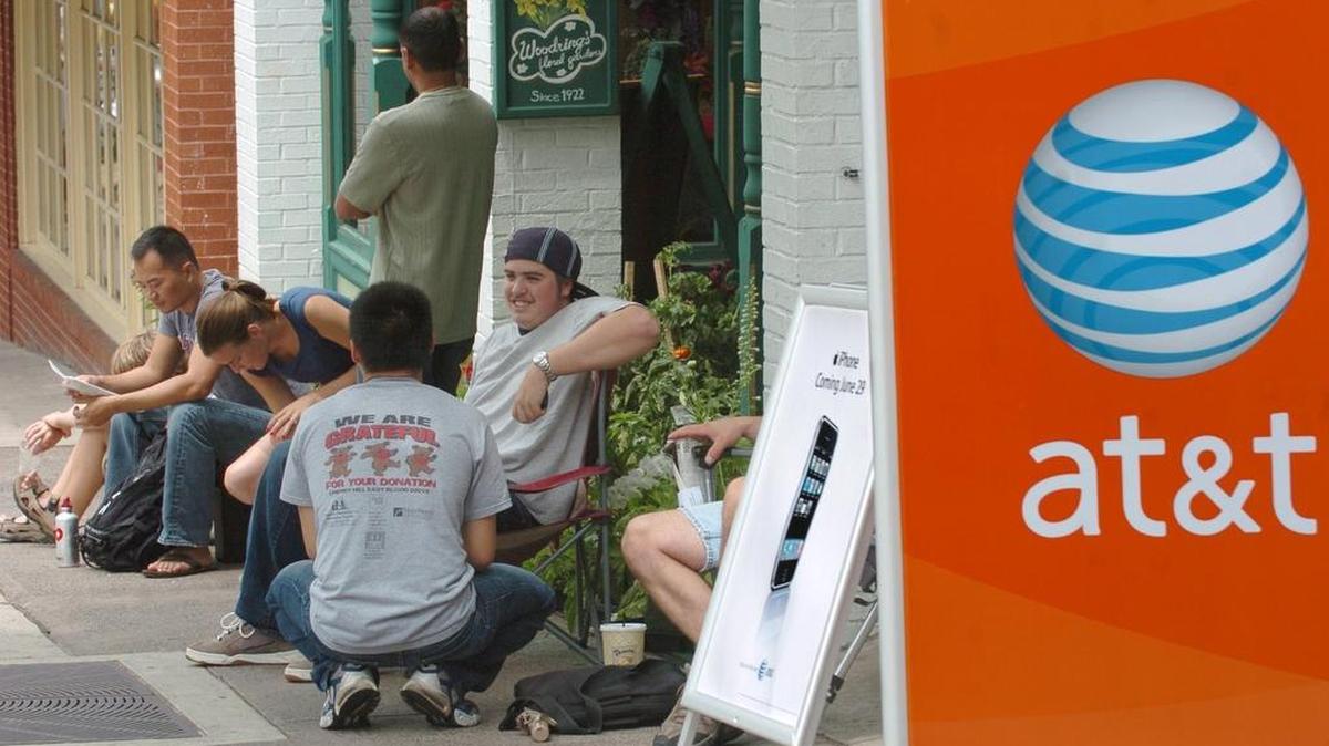 People form a line outside the AT&T store in downtown State College June 29, 2007, in anticipation for the release of the iPhone.