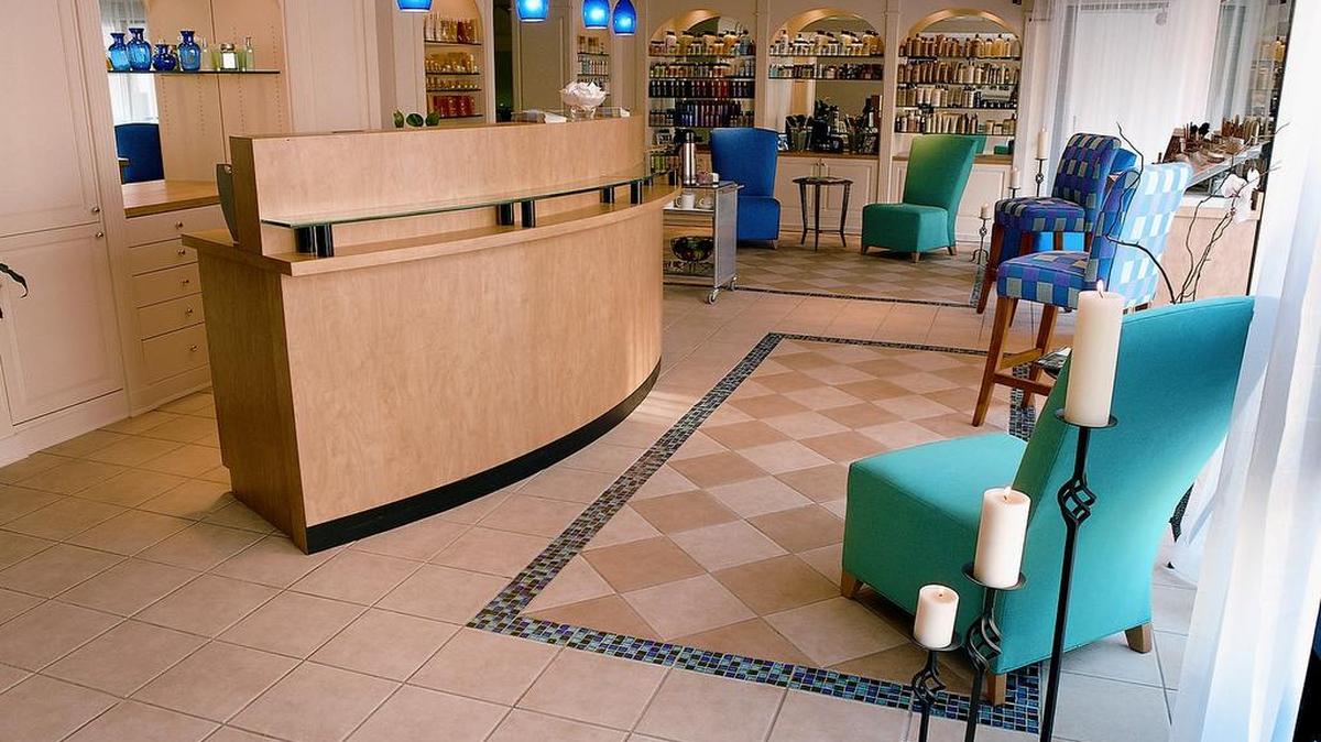 Designer’s Denn recently redesigned its State College lobby.