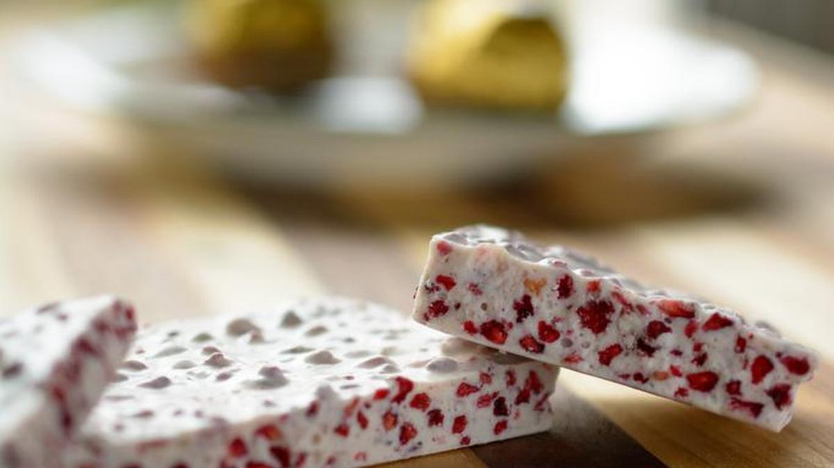 White chocolate bark is a healthier option for a holiday dessert.