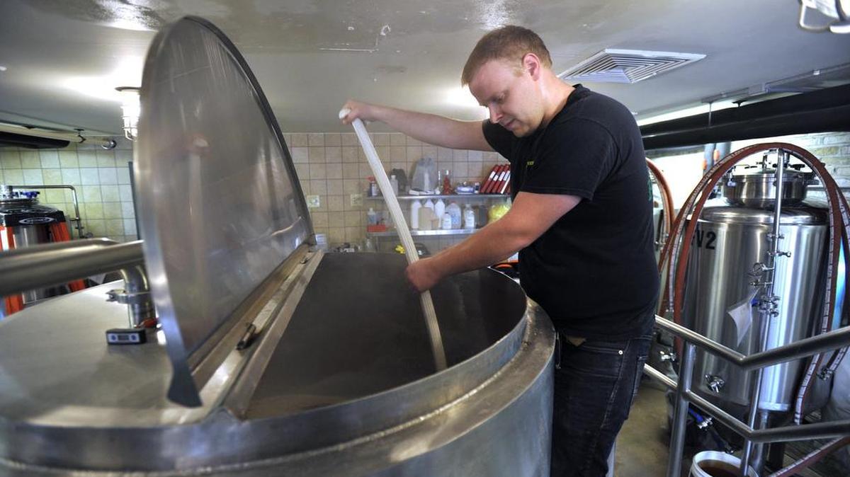 Chris Schell, who brews a batch of beer at Robin Hood Brewing Company in 2013, is joining homebrewers on Thursday to talk about the craft.