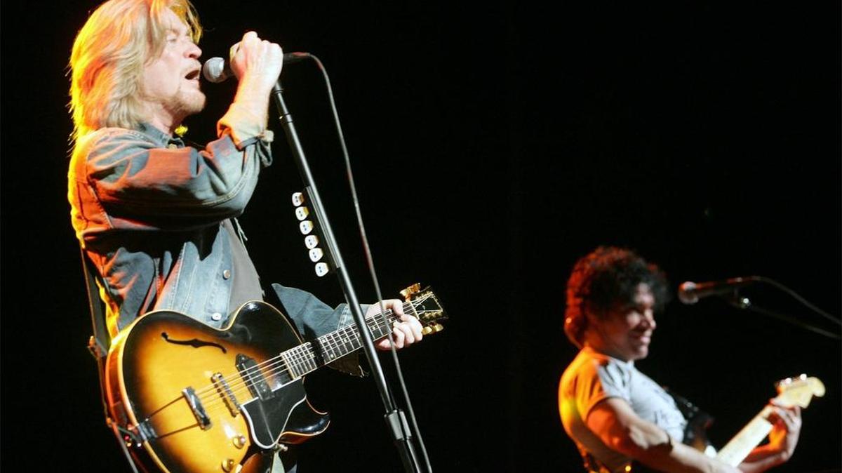 Daryl Hall, left, and John Oates perform “Maneater” at the Bryce Jordan Center in 2007.