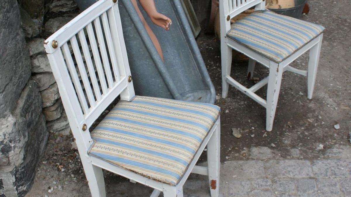 Gustavian chairs like these yard sale finds are the typical white washed, upholstered chairs used in many Scandinavian homes.　