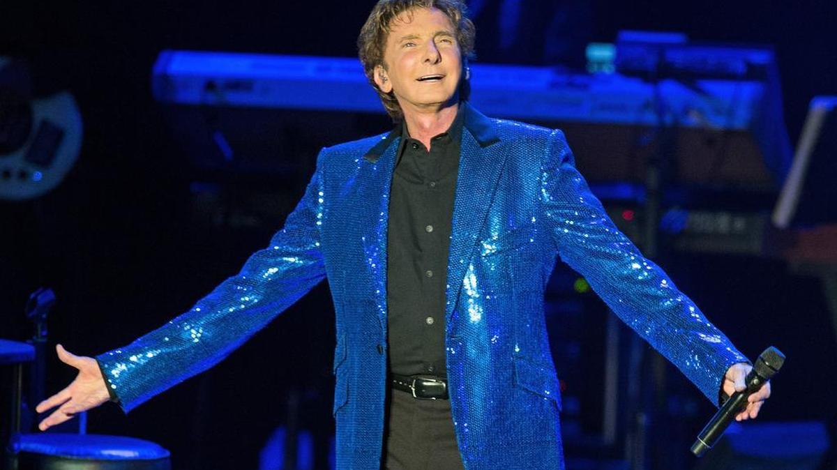 Barry Manilow performs on stage at The Greek Theatre on June 14, 2013 in Los Angeles, California.