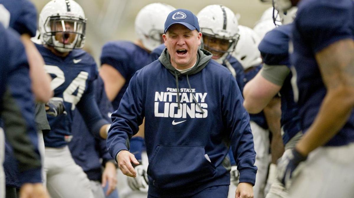 Penn State football defensive coordinator Bob Shoop works with players in 2014.