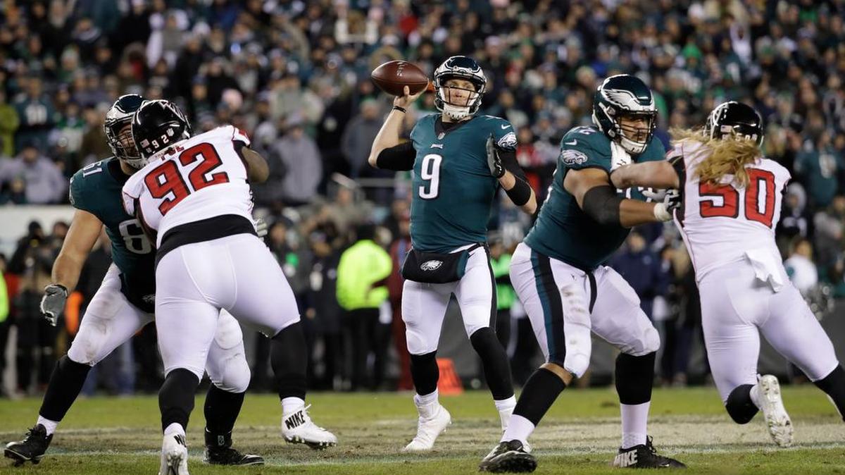 Philadelphia lineman and former Penn State standout Stefan Wisniewski (61) blocks for quarterback Nick Foles during the Eagles’ 16-10 win over the Atlanta Falcons on Saturday.