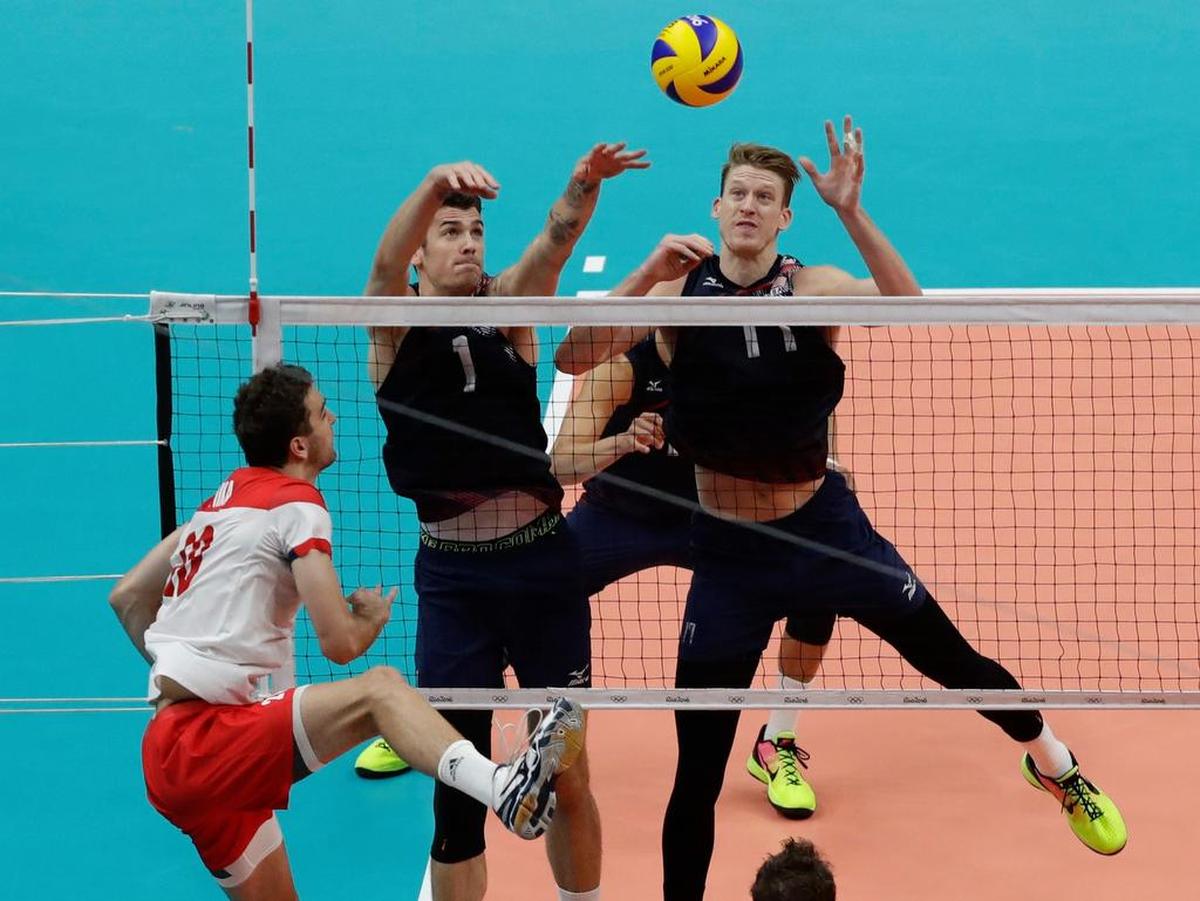 United States’ Matthew Anderson, left, and Max Holt go up to block a shot by Poland’s Mateusz Mika in a men’s quarterfinal volleyball match at the 2016 Summer Olympics in Rio de Janeiro, Brazil, Wednesday, Aug. 17, 2016. (AP Photo/Robert F. Bukaty)