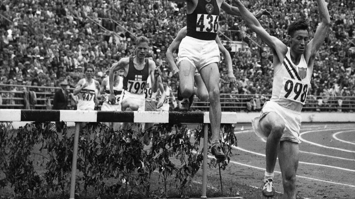 Horace Ashenfelter of the United States, right, beat out the Soviet Union to win gold in the 3,000-meter steeplechase at the Helsinki Olympics in 1952.