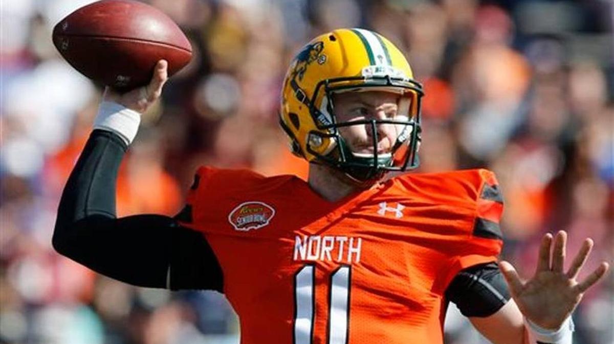 Carson Wentz passes in the Senior Bowl.