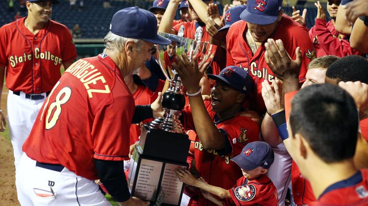 Spikes managers Johnny Rodriguez presents the players with the trophy after winning the NYPL title Monday, Sept 12, 2016 at Lubrano Park.