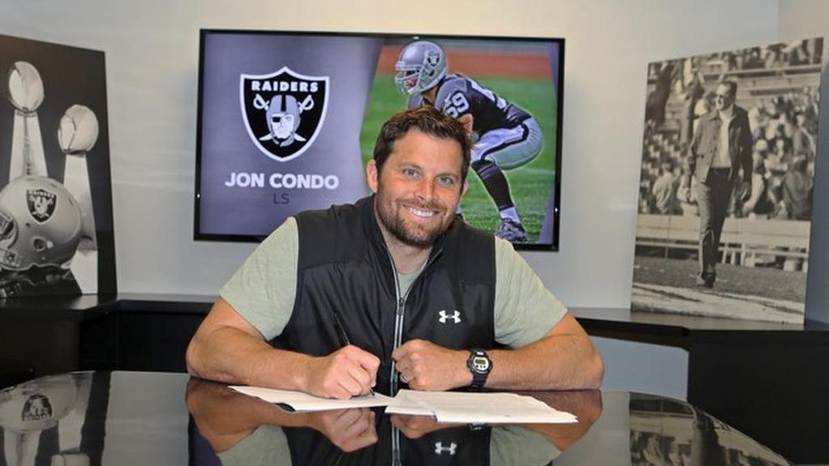 Longtime long-snapper Jon Condo, seen here in 2017, will speak at the Penn Stater Hotel and Conference Center on March 17.